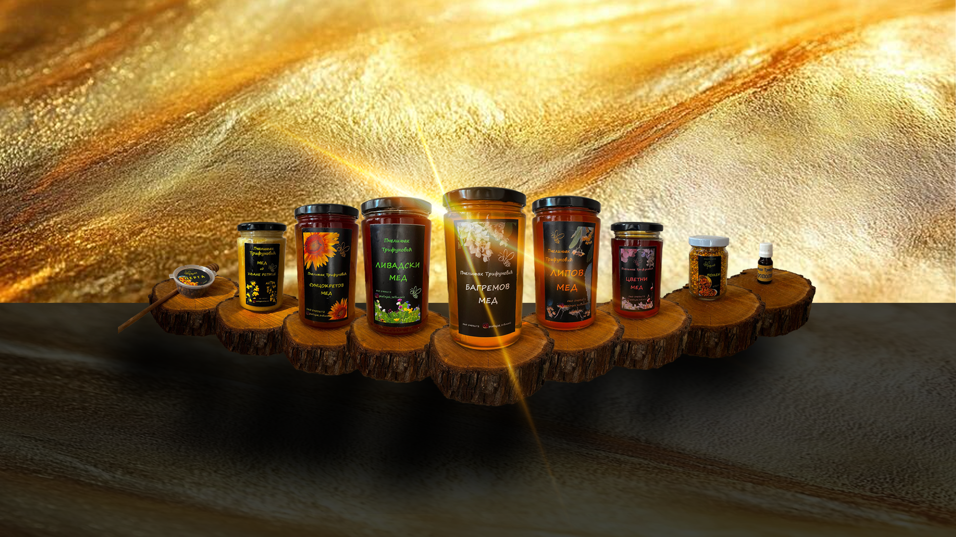 Različite tegle meda sa šarenim etiketama izložene su na drvenoj platformi. Zlatna pozadina sa blistavim sjajem dodaje toplinu i bogatstvo.